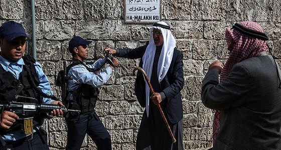 الاحتلال يهاجم المعتكفين بالمسجد الأقصى ويخرجهم بالقوة