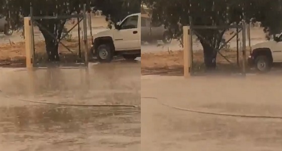 بالفيديو.. أمطار عنيفة وشوارع خالية بحي نمار غرب الرياض