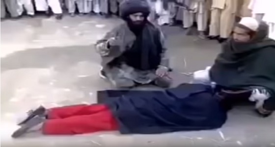 رجال من طالبان يجلدون امرأة في الشارع بطريقة وحشية (فيديو)