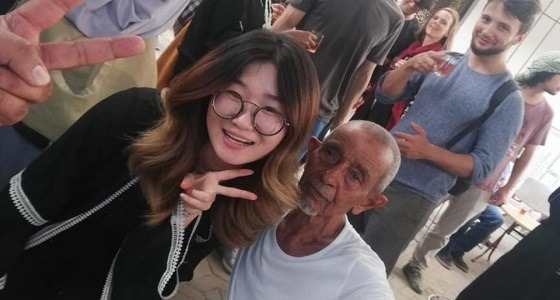 بالصور.. قضى بالمملكة 70 عاما.. قصة بائع شاي يمني شهير بجازان