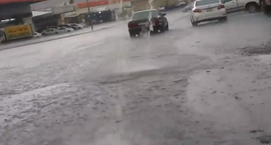 بالفيديو.. أمطار غزيرة وصواعق بسماء صناعية الطائف