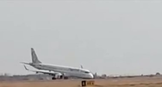 بالفيديو.. لحظة هبوط طائرة اضطراريا باستخدام عجلاتها الخلفية فقط