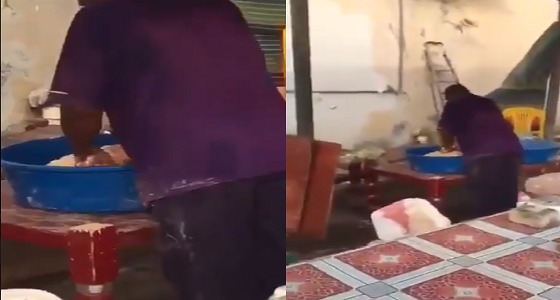 بالفيديو.. عمالة تعد العجينة قبل إعداد الوجبات في مكان يفتقد الاشتراطات الصحية