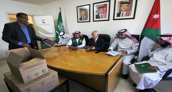 بالصور.. 150 طناً من التمور يسلمها مركز الملك سلمان للإغاثة إلى الأردن