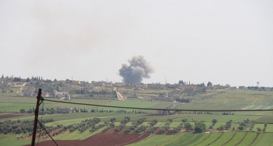 مقتل مدني وإصابة آخرين في قصف بالبراميل المتفجرة على ريفي إدلب وحماة