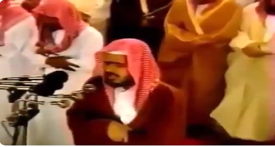 بالفيديو.. تلاوة نادرة للشيخ &#8221; الثبيتي &#8221; خلال أداء صلاة التراويح في المسجد الحرام