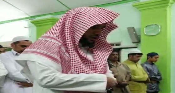 بالفيديو.. إمام سعودي يقيم صلاة التراويح لأول مرة في مسجد بماليزيا