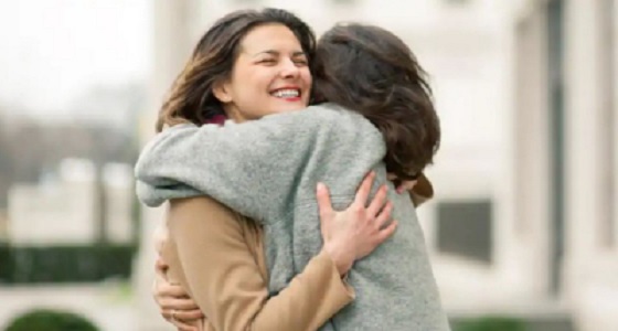 طبيبة عربية تعالج مرضاها بالاحتضان والعناق 