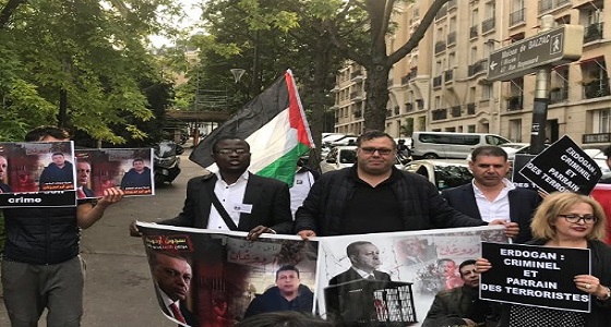 ” يطالبون بمحاكمة أردوغان ” ..حقوقيون يتظاهرون أمام سفارة تركيا بباريس