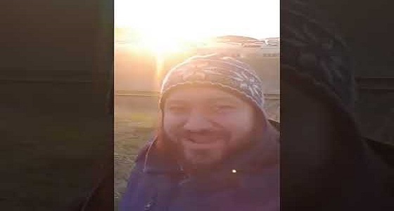 بالفيديو.. صلاة التراويح في النهار تحت الشمس والقمر في آن واحد 