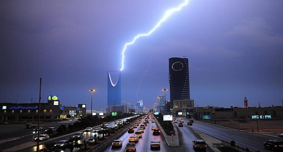 سحب رعدية ممطرة ورياح على الرياض والمدينة