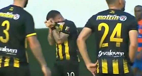 بالفيديو..بكاء لاعب كرة قدم بعدما سجل هدفًا قاتلا في فريق والده!