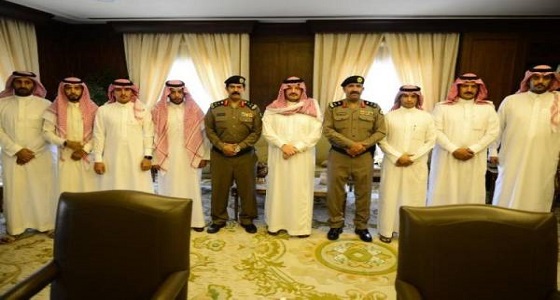أمير عسير يكرم رجال أمن قبضوا على سارقي سياره ومحل بخميس مشيط