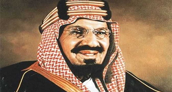 بالفيديو.. ردة فعل الملك عبدالعزيز بعدما رأي علبة السجائر مع سائقه