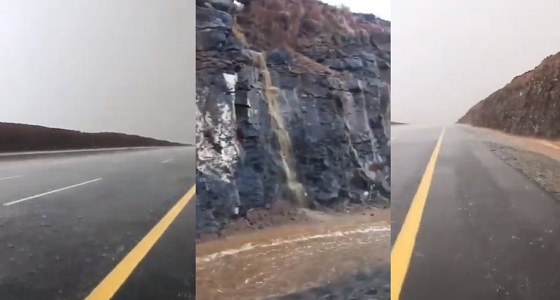 بالفيديو.. تساقط أمطار غزيرة شرق المدينة المنورة
