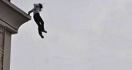 انتحار فتاة من الطابق الثالث بعدما صوت متابعوها على ” إنستجرام ” بموتها 