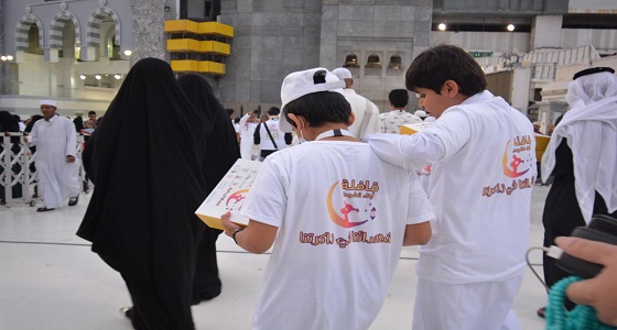 بالصور.. مائدة إفطار جماعية لأبناء الشهداء في المسجد الحرام