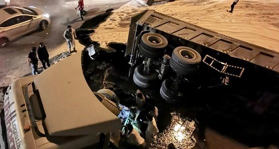 شاهد.. شاحنة منقلبة ومنفصلة في الدائري الجنوبي بالرياض تحدث ازدحامًا