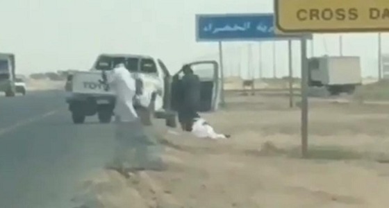 بالفيديو.. القبض على مواطنيْن اعتديا على ثالث بالطعن والضرب