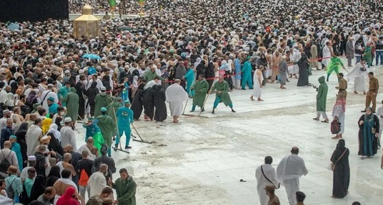 بالصور.. 2000 عامل يكثفون أعمالهم خلال هطول الأمطار على المسجد الحرام