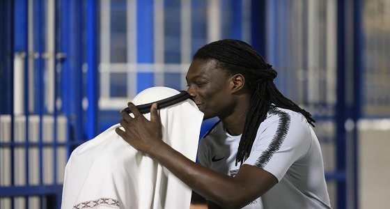 ” غوميز ” في صور ودودة مع أحد مشجعي الهلال: وجودك لا يقدر بثمن