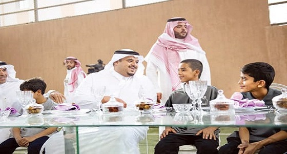 بالفيديو.. الأمير محمد بن عبدالرحمن يحتضن الأيتام خلال مشاركتهم الإفطار 
