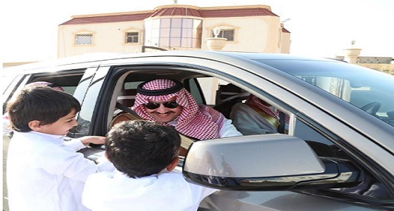 بالفيديو.. أمير عسير يوقف موكبه للسلام على طفلين