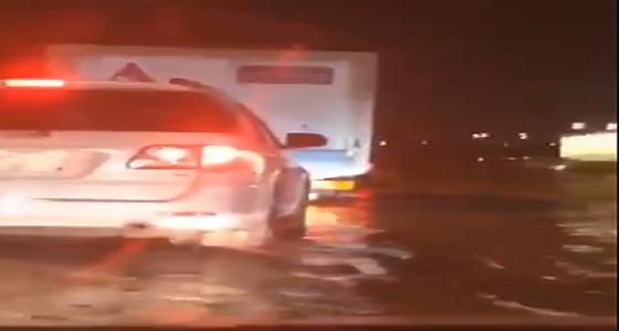 بالفيديو.. السيول توقف بعض شوارع حي الرمال شمال شرق الرياض