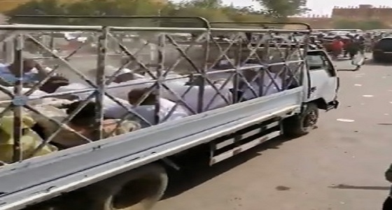بالفيديو.. نقل رجال البشير إلى السجن بشاحنات المواشي