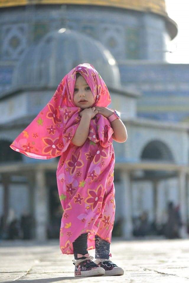 جمالها يؤسر القلوب.. طفلة فلسطينية تنتظر موعد الإفطار