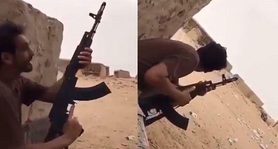 بالفيديو.. شجاعة أحد مقاتلين الحد الجنوبي خلال مقاومته عنصر حوثي