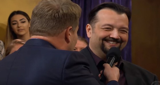 بالفيديو.. سعودي يخطف الأنظار ببرنامج أمريكي والمذيع يعانقه