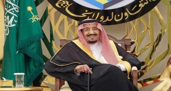ملكك ومكانك.. خادم الحرمين يخطف أنظار متابعي القمة الخليجية العربية