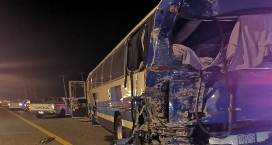 بالصور.. اصطدام شاحنة بحافلة تقل 50 معتمرا على طريق الساحل