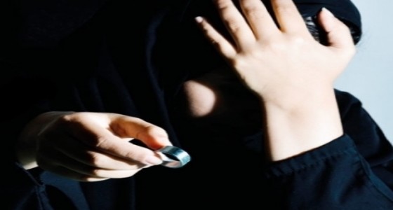 رجل يعرض على صديقه شراء زوجته لجلب المخدرات