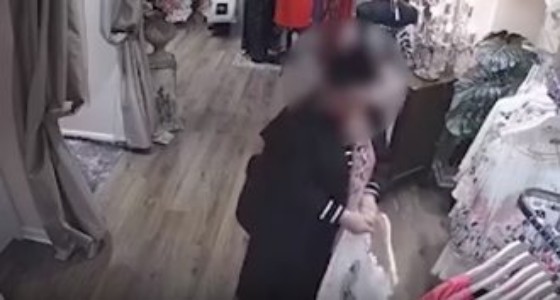 بالفيديو.. فتاة تسرق ملابس فاخرة من متجر بطريقة غير متوقعة