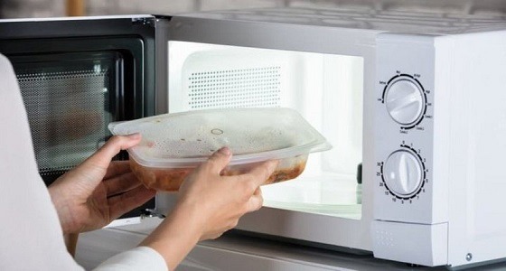 بينها البيض والخضروات.. مواد يحظر وضعها في جهاز الميكرويف