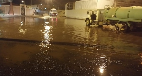 أمطار بيشة تغرق الشوارع والبلدية تنزح المياه وتفتح الطرقات