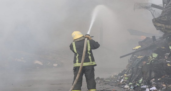بالصور.. إصابة 6 إطفائيين ومواطنين في حريق مستودعين بصبيا