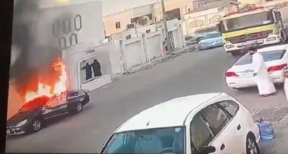 بالفيديو.. اشتعال النار في سيارة متوقفة بسبب شاحن الجوال
