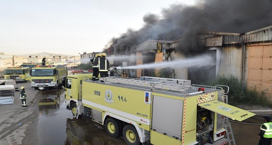 بالصور.. الدفاع المدني يخمد حريقا في مستودعات الفيصلية بالرياض