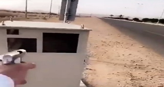 بالفيديو.. مجهول يطلق النار على كاميرا &#8221; ساهر &#8221; في الطائف