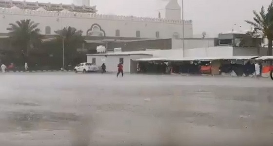 بالفيديو.. الأمطار الغزيرة تغسل المسجد النبوي في المدينة المنورة