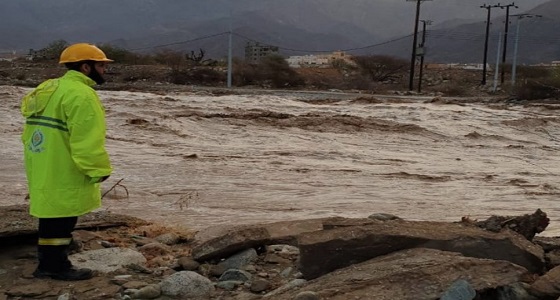 مدني عسير يُحرر أسرة محتجزة ويباشر سقوط سقف مستودع بسبب الأمطار