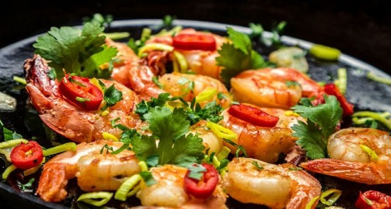 طريقة سهلة لتحضير ” الجمبري المشوي الحار ” على غرار المطاعم