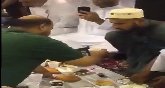 فيديو إنساني لرجل يُطعم زائرا للحرم النبوي مبتورة يداه
