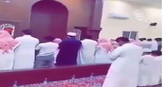 فيديو رائع لطفل صغير يؤم المصلين بأحد مساجد بريدة