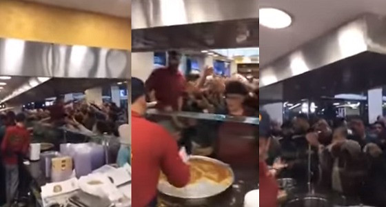 بالفيديو.. تزاحم هائل لعشرات الأشخاص بمحل حلويات