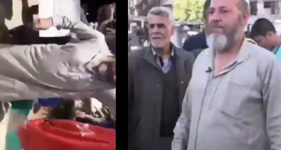بالفيديو.. مسِّن سوري أحرق علم تركيا يعتذر تحت التهديد