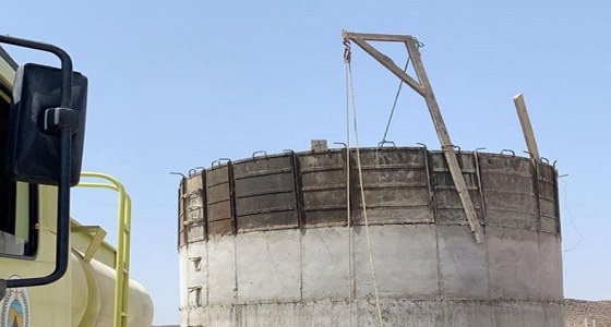 بالصور.. سقوط عامل داخل خزان أسطواني بخيبر